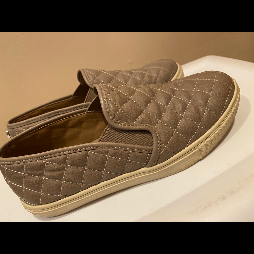 Steve Madden Beige slip on sneakers